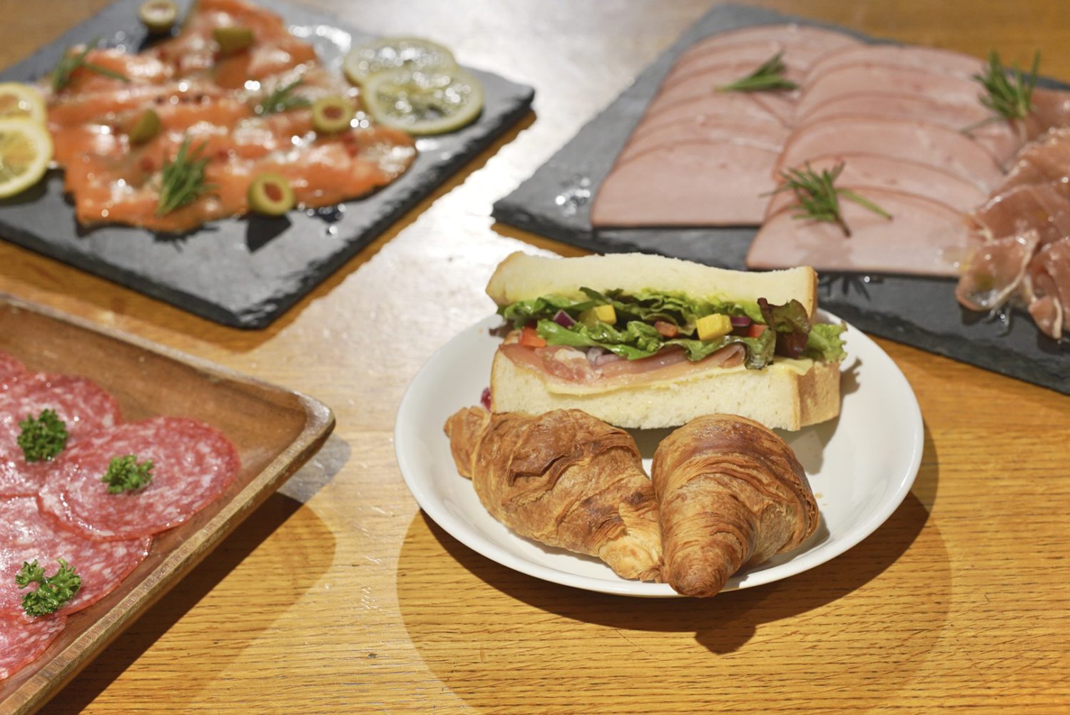 You can make your own sandwiches and hot sandwiches♪