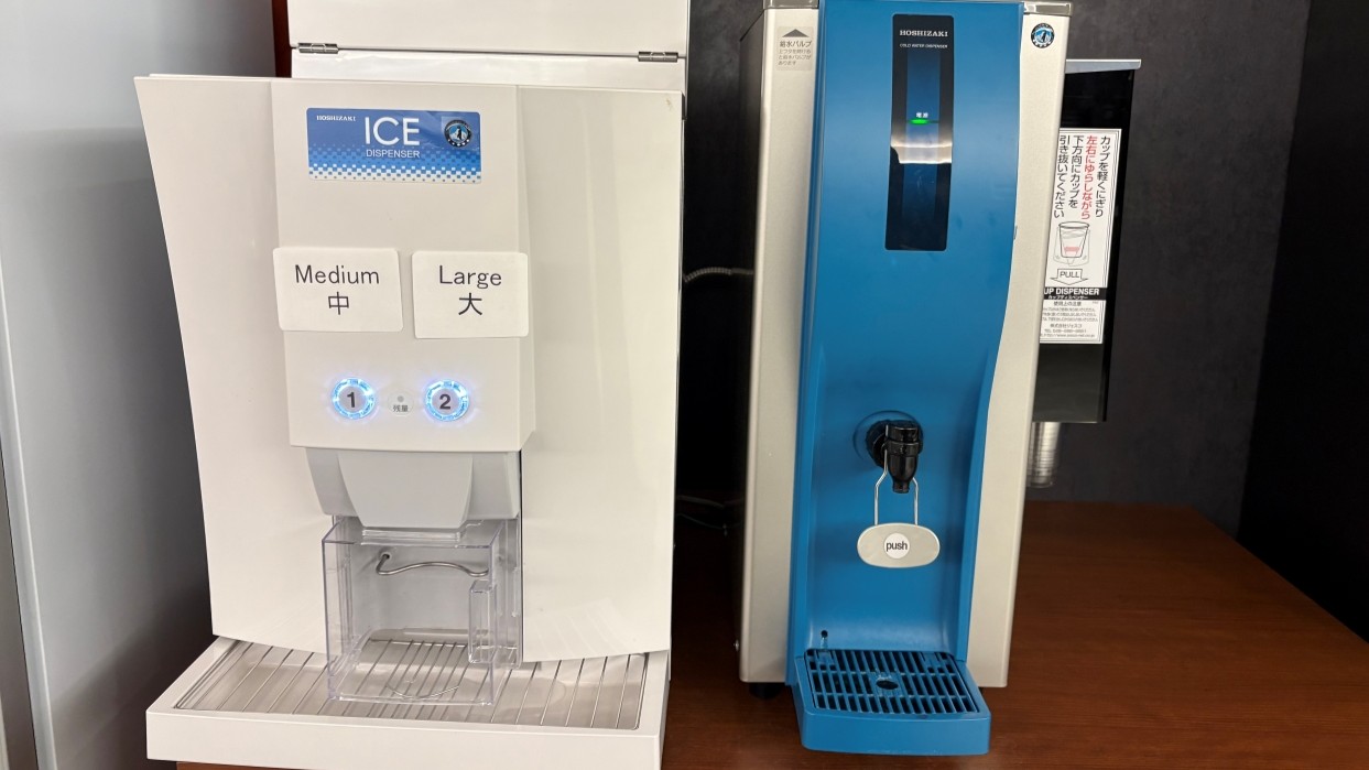 Water dispenser and ice maker are also available